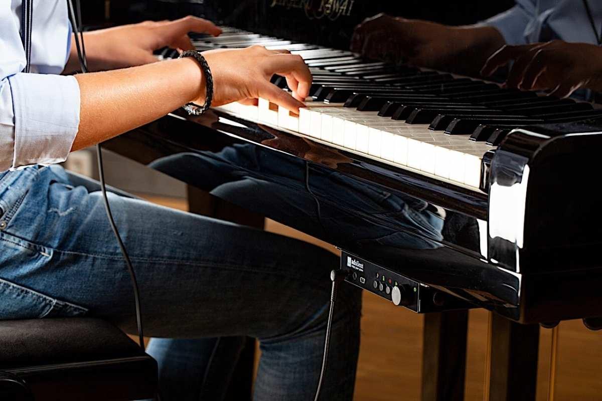 Sistema Adsilent per pianoforte a coda con seconda barra scappamento