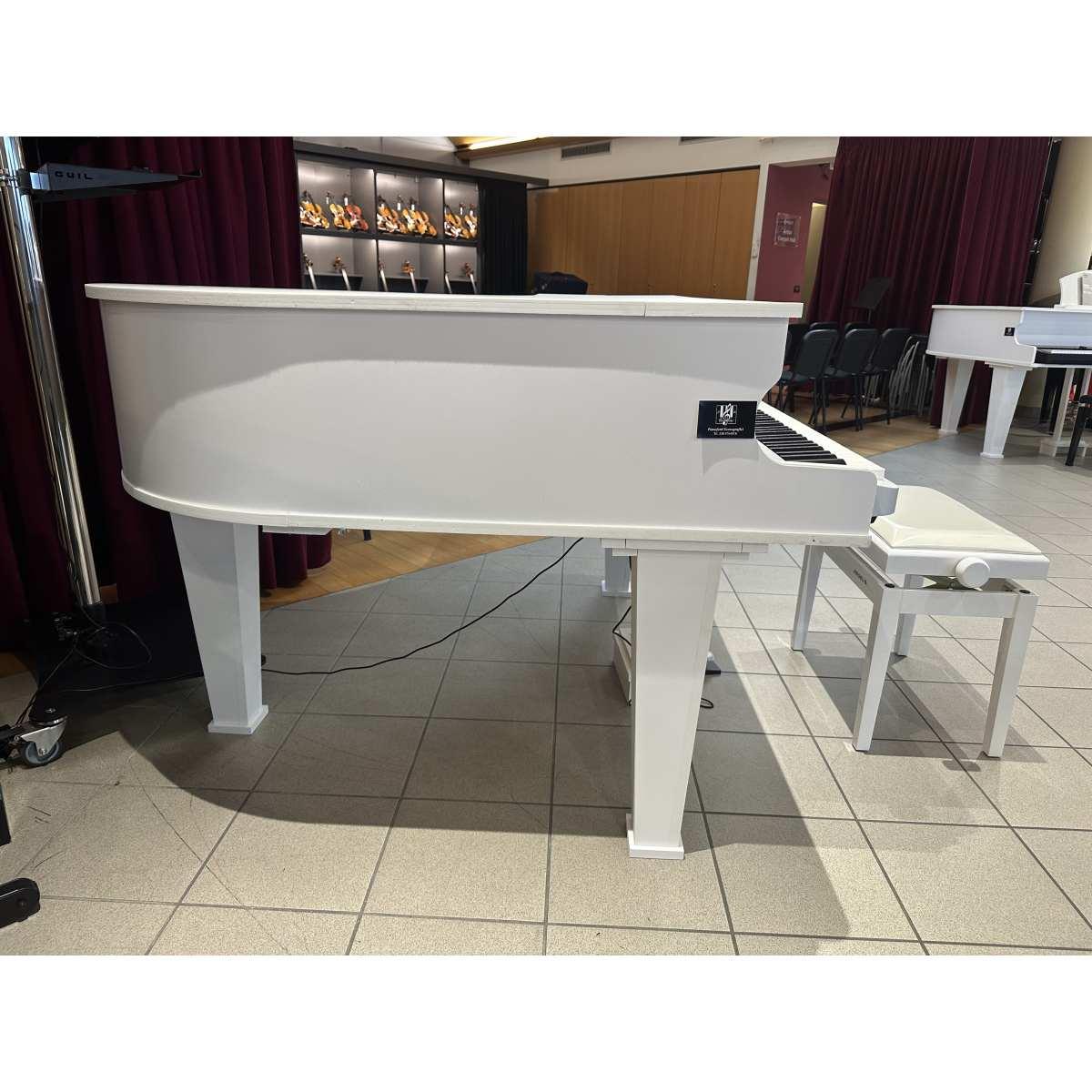 Pianoforte scenografico Coda Modello A100 finitura bianco satinato